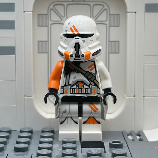 LEGO® Clone Airborne Trooper, 212th Attack Battalion (Phase 2) - Orange Arm, Dirt Stains, Light Bluish Gray Cloth Kama, Scowl sw0523