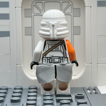 LEGO® Clone Airborne Trooper, 212th Attack Battalion (Phase 2) - Orange Arm, Dirt Stains, Light Bluish Gray Cloth Kama, Scowl sw0523